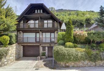 Arroquets has rooms with a private hot tub