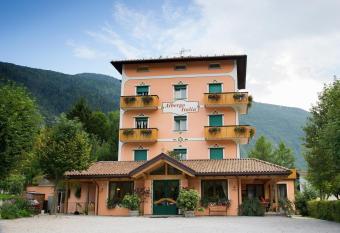 Albergo Italia has Balcony rooms