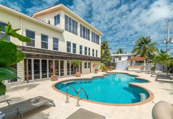 Sea Horizon Hotel allows 18 year olds to book a room