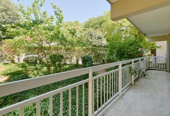 Green corner apartment Aix-en-Provence has Balcony rooms