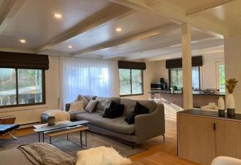 Le Chalet : beautiful renovated home - Stratton has rooms with a private hot tub