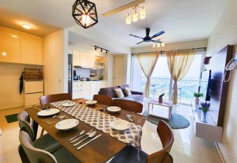 Cyberjaya Verdi 4 Plus 3 PAX Air-Con Suite has Balcony rooms