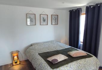 La Truffe Vauclusienne Studio avec grand lit has Balcony rooms