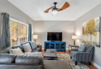 Wonderful Home With Hot Tub 5 Min to Downtown Asheville has Balcony rooms