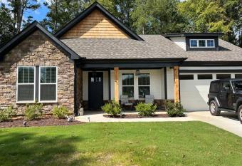 Modern Elijay Home on Large Yard allows 18 year olds to book a room
