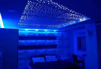 Luxury art Studio, in front of BEACH allows 18 year olds to book a room