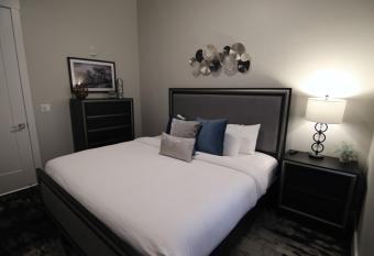 Sage Creek at Moab Luxury Two Unit A has rooms with a private hot tub