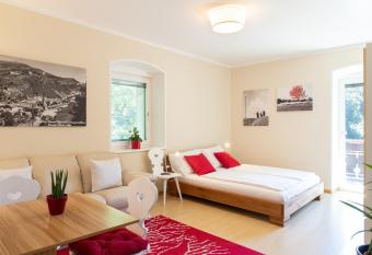 Glunien Apt Johann has Balcony rooms