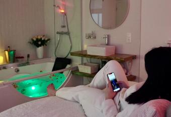 Cocon de ville has rooms with a private hot tub