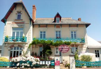 Villa Chanelle has Balcony rooms