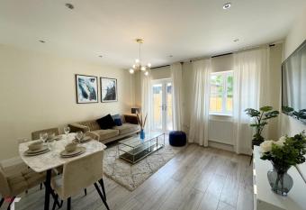 Newbuild, 3 Bedroom house with free parking allows 18 year olds to book a room