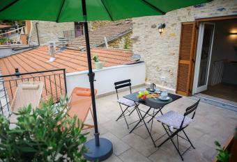 C   du Gumbu - la Terrazza allows 18 year olds to book a room