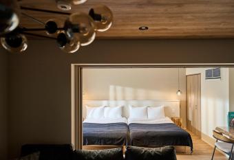 R.Kamakura has rooms with a private hot tub