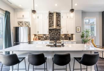 Lux Home for Groups 5 mins to Grand Park allows 18 year olds to book a room