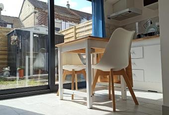 Maisonnette enti  re et priv  e, 600m de la gare has Balcony rooms