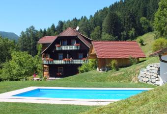 Steurer Hof has Balcony rooms
