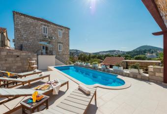 Apartments Miljas 2 has Balcony rooms