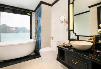 Lotus Elegance Cruise has rooms with a private hot tub