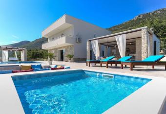 Sea view villa/near Split and Trogir has rooms with a private hot tub