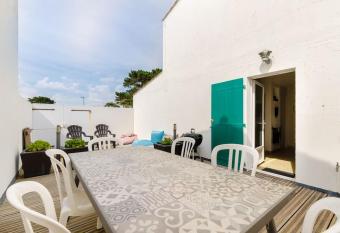 Maison 3 chambres, terrasse et piscine has Balcony rooms