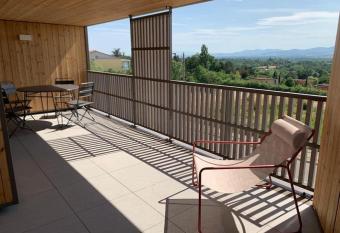 Appartement neuf avec terrasse et vue panoramique. has Balcony rooms