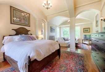 Adams Hill House Retreat - Artist-Architect's Estate, Newfane Vermont has rooms with a private hot tub