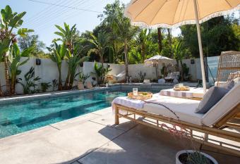 Cali Luxury Dream Hideaway has rooms with a private hot tub