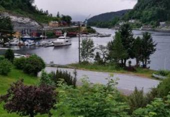 Leirvik Vandrehjem allows 18 year olds to book a room