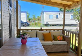 mobil-home neuf 4-6 places camping Siblu les viviers has rooms with a private hot tub