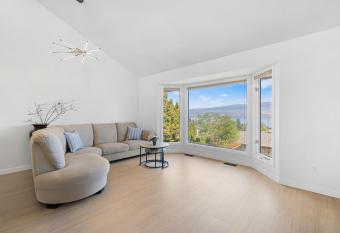 Cozy 1BD or 2BD & Private Bathroom in Kelowna allows 18 year olds to book a room