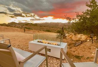 The Dollhouse - SPA Amazing Views has rooms with a private hot tub