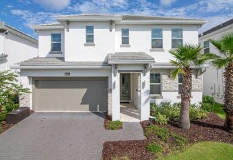 Stunning Home with Pool and Jacuzzi conveniently located near Disney! allows 18 year olds to book a room