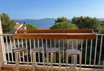 Vue mer, 2 min    pied de la mer has Balcony rooms