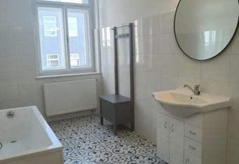 Apartm  n Procyon allows 18 year olds to book a room