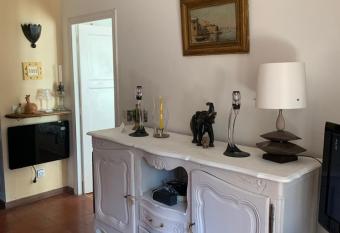 La maison de Suzy allows 18 year olds to book a room