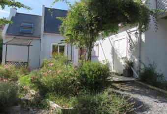 le jardin de lumiere fleuri has Balcony rooms