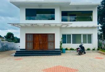 The grand yelagiri guest house has Balcony rooms