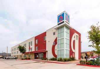 Motel 6 Laredo Airport allows 18 year olds to book a room