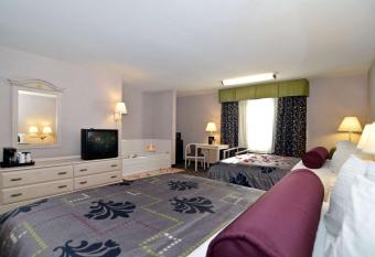 Best Western Borger Inn has rooms with a private hot tub