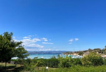 BEACH HOUSE SEAFRONT VILLA LATOURA ORMOS PANAGIAS allows 18 year olds to book a room