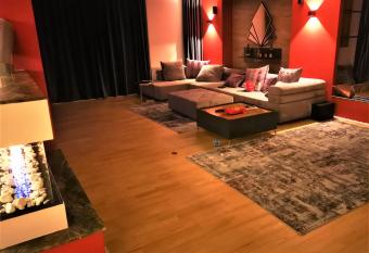 NETFLIX & CHILL has rooms with a private hot tub