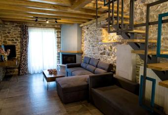 Flower of paradise has rooms with a private hot tub