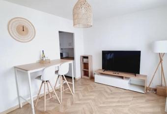 studio avec vue sur mer allows 18 year olds to book a room