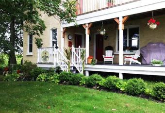 Antiquity Rose Retreat-2nd Floor Spacious and Private Apartment allows 18 year olds to book a room