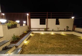 Navya Villa has rooms with a private hot tub