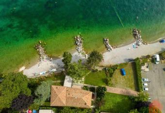 APT24 - Lakefront Villa with Park has Balcony rooms