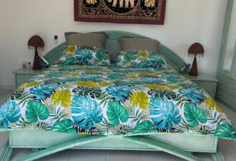 VILLA MARILIS allows 18 year olds to book a room