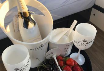 Luxe boot in jachthaven Roermond allows 18 year olds to book a room