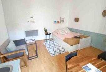 Joli studio dans le centre historique has Balcony rooms