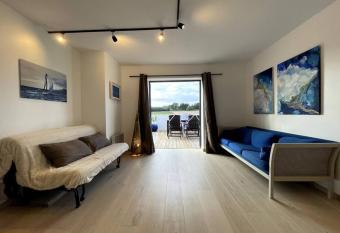 New appartment 180m from the beach has Balcony rooms